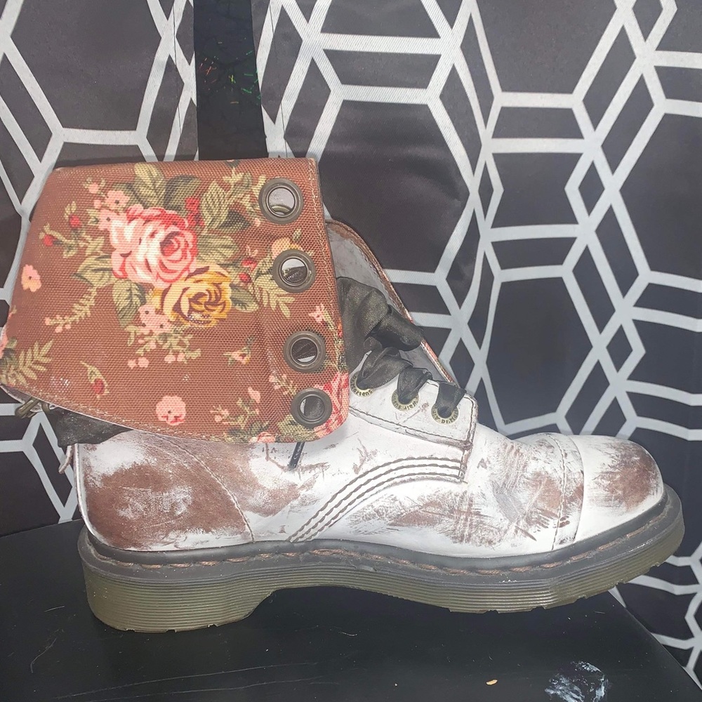 New Dr. Martin boots size 8